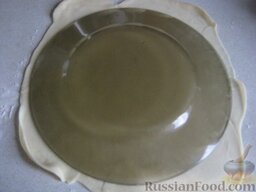 Тесто для чебуреков: Вырезать круги при помощи тарелки.