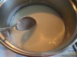 Запеканка тыквенная с творогом: Молоко вскипятить и, всыпав в него манную крупу, заварить вязкую кашу. Слегка охладить.  Включить духовку.