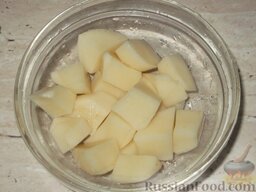 Свекольник летний: Картофель очистить, вымыть и нарезать.