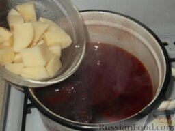 Свекольник летний: Когда свекла почти сварится, положить туда же 2-3 картофелины и варить еще 10-15 минут - до готовности картофеля.