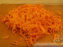 Котлеты капустно-морковные: Очистить и вымыть морковь, натереть на крупной терке.