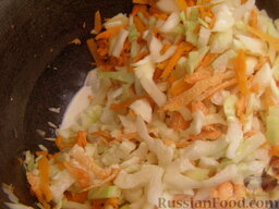Котлеты капустно-морковные: Залить сливками, перемешать.    Тушить под крышкой до готовности (20-30 минут). Тушить нужно на самом слабом огне, перемешивая и приминая каждые 5 минут.
