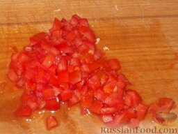 Запеканка из цветной капусты с помидорами: Помидоры мелко нарезать.