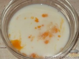 Запеканка из цветной капусты с помидорами: Яйца взбить с молоком.