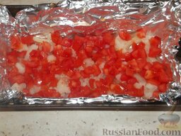 Запеканка из цветной капусты с помидорами: Затем ряд мелко порезанных помидоров.