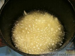 Салат «Гнездо глухаря»: Разогреть растительное масло. Картофель обжарить в растительном масле до золотистого цвета (5-7 минут).