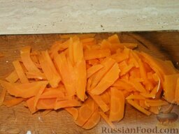 Салат «Гнездо глухаря»: Морковь отварить и нарезать соломкой.