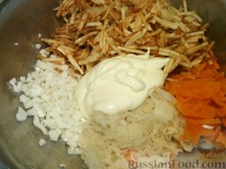 Салат «Гнездо глухаря»: Белки смешать с картофелем, морковью и квашеной капустой, посолить и заправить 100 г майонеза.