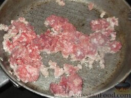 Блинчики с мясом, луком и морковью: Как приготовить блинчики с мясом и луком:    Любой мясной фарш обжарить на сковородке. Для этого разогреть на сковороде 1 ст. ложку масла, выложить фарш. Жарить, помешивая, на среднем огне до готовности (5-7 минут).