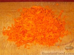 Блинчики с мясом, луком и морковью: Морковь вымыть, очистить и нашинковать или натереть на крупной терке.