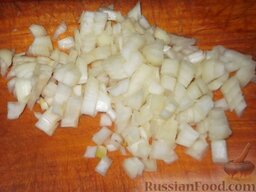 Блинчики с мясом, луком и морковью: Лук очистить и мелко нарезать.