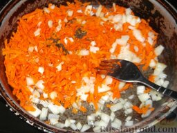 Блинчики с мясом, луком и морковью: На сковороде разогреть 2 ст. ложки растительного масла. Выложить лук и морковь. Перемешать. Пассеровать лук и морковь на растительном масле до мягкости (7-10 минут на среднем огне).