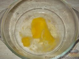 Тесто бездрожжевое с яйцами (для лепешек): Как сделать тесто бездрожжевое с яйцами:    В миску вбить яйца, влить воду, всыпать соль.