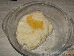 Тесто бездрожжевое с яйцами (для лепешек): Когда в тесто ввели 500 г муки, влить растительное масло. Замесить крутое тесто.