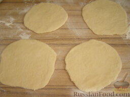 Тесто бездрожжевое на кефире (для лепешек): Раскатать их на лепешки толщиной не более 0,5 см и диаметром 10—15 см.