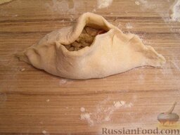 Тесто бездрожжевое на кефире (для лепешек): Накрывая начинку с двух сторон противоположными краями лепешки, защипнуть тесто над начинкой.