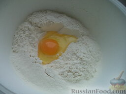 Тесто бездрожжевое на сметане (для лепешек): В муке сделать ямку, посолить, вбить яйцо.