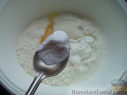 Тесто бездрожжевое на сметане (для лепешек): Добавить сахар, сметану и соду.