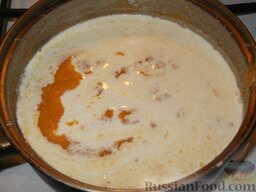 Суп-пюре из яблок и тыквы: Вымойте кастрюлю, перелейте в нее суп-пюре. Добавьте сливки.