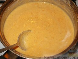 Суп-пюре из яблок и тыквы: Нагрейте суп-пюре из яблок и тыквы на среднем огне, изредка помешивая. Не кипятите.