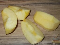 Суп-пюре из яблок и тыквы: Снимите с яблок кожуру, разрежьте каждое на четыре части и выньте сердцевину.