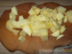 Суп-пюре из яблок и тыквы: Нарежьте каждую четвертинку на кусочки по 2 см.