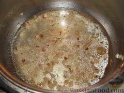 Суп-пюре из яблок и тыквы: Добавьте соль, перец и 350 мл воды.