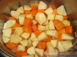 Суп-пюре из яблок и тыквы: Выложите подготовленные яблоки и тыкву. Доведите до кипения на большом огне. Уменьшите огонь, закройте кастрюлю крышкой и варите, изредка помешивая, 20—25 минут, пока тыква не станет мягкой.