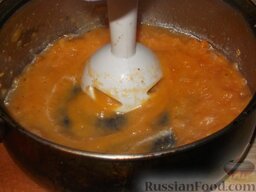 Суп-пюре из яблок и тыквы: Перелейте одну треть супа в блендер. Размельчите в нем овощи.