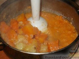 Суп-пюре из яблок и тыквы: Перелейте суп-пюре в миску. Размельчите оставшиеся овощи.