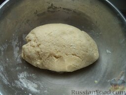 Творожное печенье: Муку просеять, добавить в миску. Руками замесить мягкое тесто.
