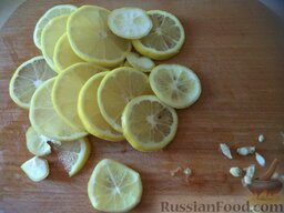 Варенье грушевое с лимоном: Лимоны вымыть, нарезать кружочками, удалить семена.