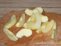 Рогалики с яблоками из творожного теста: Яблоки очистить от кожицы и семечек, нарезать дольками (на 8-10 долек каждое).
