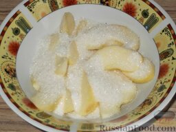 Рогалики с яблоками из творожного теста: Пересыпать сахаром, дать постоять 20 минут, а затем использовать как начинку.