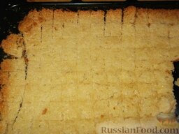 Торт «Ленивый муравейник»: Печь при средней температуре (180 градусов) 10-15 минут. Готовность проверяется классическим способом - спичкой.    Слегка остывшее тесто порезать прямо на противне ножом на квадратики примерно 1 см х 1 см.