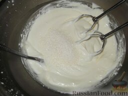 Торт «Рыжик»: Чтобы приготовить сметанный крем, сметану взбейте (примерно 10 минут). А затем смешайте с сахаром.