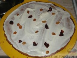 Торт «Рыжик»: Складываете готовые коржи в стопку, намазывая каждый слой сметанным кремом и посыпая вишней и изюмом.