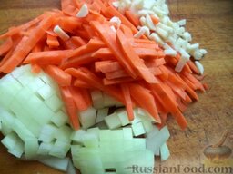 Рагу из кабачков и баклажанов: Очистить и вымыть лук, морковь и корень петрушки. Лук нарезать крупными кубиками, морковь и корень петрушки - соломкой.