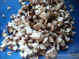 Гречневая каша с грибами и луком: Подготовленные грибы мелко нарезать.