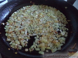 Гречневая каша с грибами и луком: Разогреть сковороду, добавить масло. В горячее масло выложить лук, обжарить на масле на среднем огне, помешивая, до золотистости (2-3 минуты).