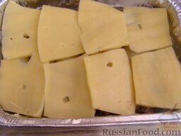Макароны фаршированные: Макароны с начинкой покрыть тонкими ломтиками сыра (200 г).
