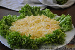 Салат "Цезарь" слоеный с креветками и крабовыми палочками: 3 – тертый сыр (половина заготовки);