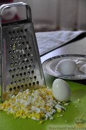 Салат "Цезарь" слоеный с креветками и крабовыми палочками: Очистить яйца. Натереть на крупной терке. Можно мелко нарезать ножом.