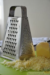 Салат "Цезарь" слоеный с креветками и крабовыми палочками: Натереть твердый сыр на мелкой терке.
