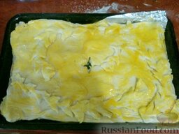Кулебяка с капустой: Верх кулебяки смазать яичным желтком.