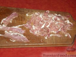 Жюльен по-русски: Как приготовить жюльен по-русски:     Мясо вымыть, обсушить, нарезать тонкой соломкой.