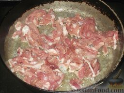 Жюльен по-русски: Выложить мясо. Жарить его, перемешивая, на среднем огне 2-3 минуты.