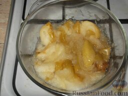 Зефир яблочный: Переложить яблоки в кастрюлю. Поставить на огонь и варить на слабом огне под крышкой до полной мягкости (20-40 минут, в зависимости от сорта).