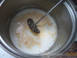 Зефирный торт: Сварить крем для зефирного торта: яйца растереть с сахаром, залить молоком.