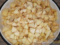 Шарлотка из яблок: Яблоки очистить от кожуры и семян и мелко нарезать.